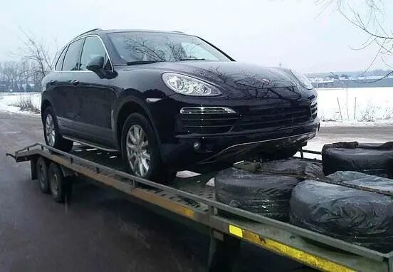 ▲一辆车停在路上无法行驶