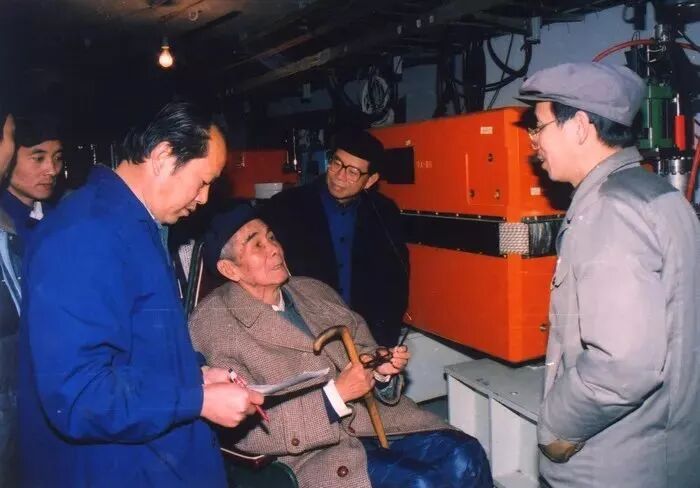 对撞机建设期间，张文裕多次坐着轮椅到加速器隧道了解工程进展。图片来源：中国科学院高能物理研究所