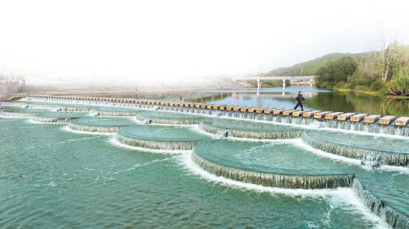 绵阳市芙蓉溪渔父村段打造的生态溢流堰。 受访者供图