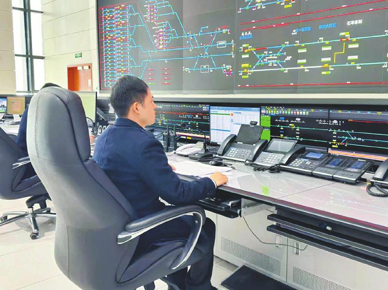 成都地铁新苗控制中心，工作人员正在进行调度。 成都轨道集团供图