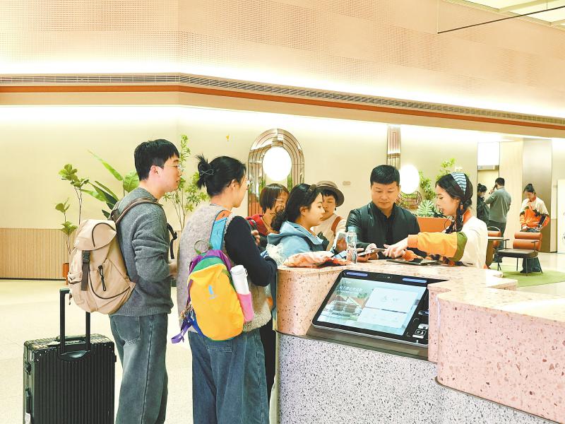 旅客在酒店前台办理入住。