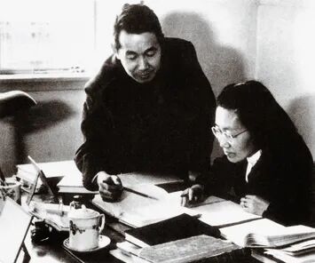 张文裕与夫人王承书在原子能研究所工作。图片来源：中国科学院院士文库