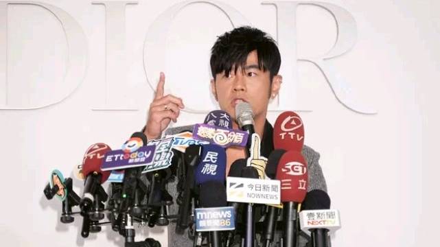 周杰伦透露新专辑明年3、4月推出,现身Dior台北酒会|周杰伦|新专辑|Dior_新浪新闻