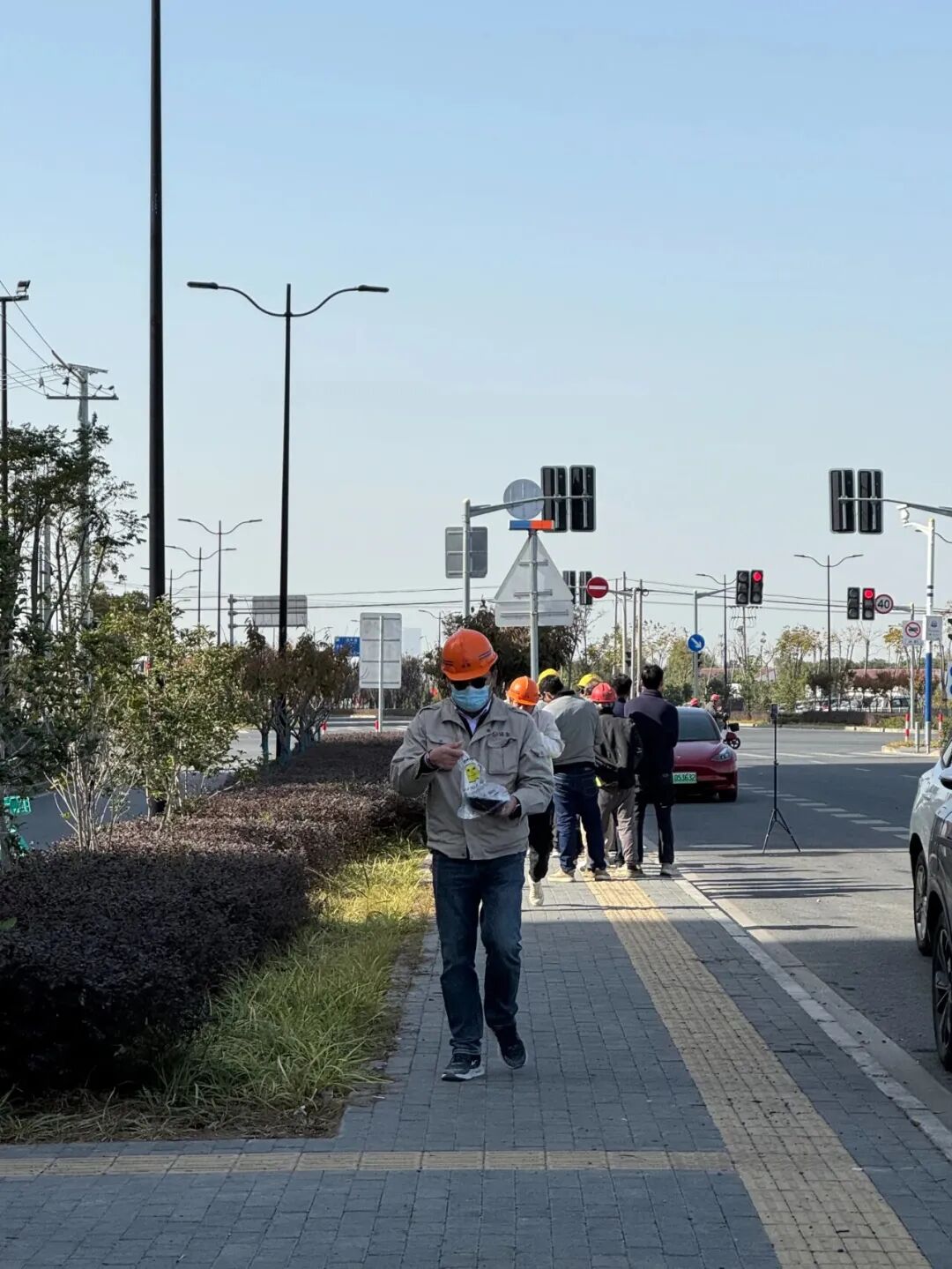 买好饭准备离开的工人。（图/作者摄）