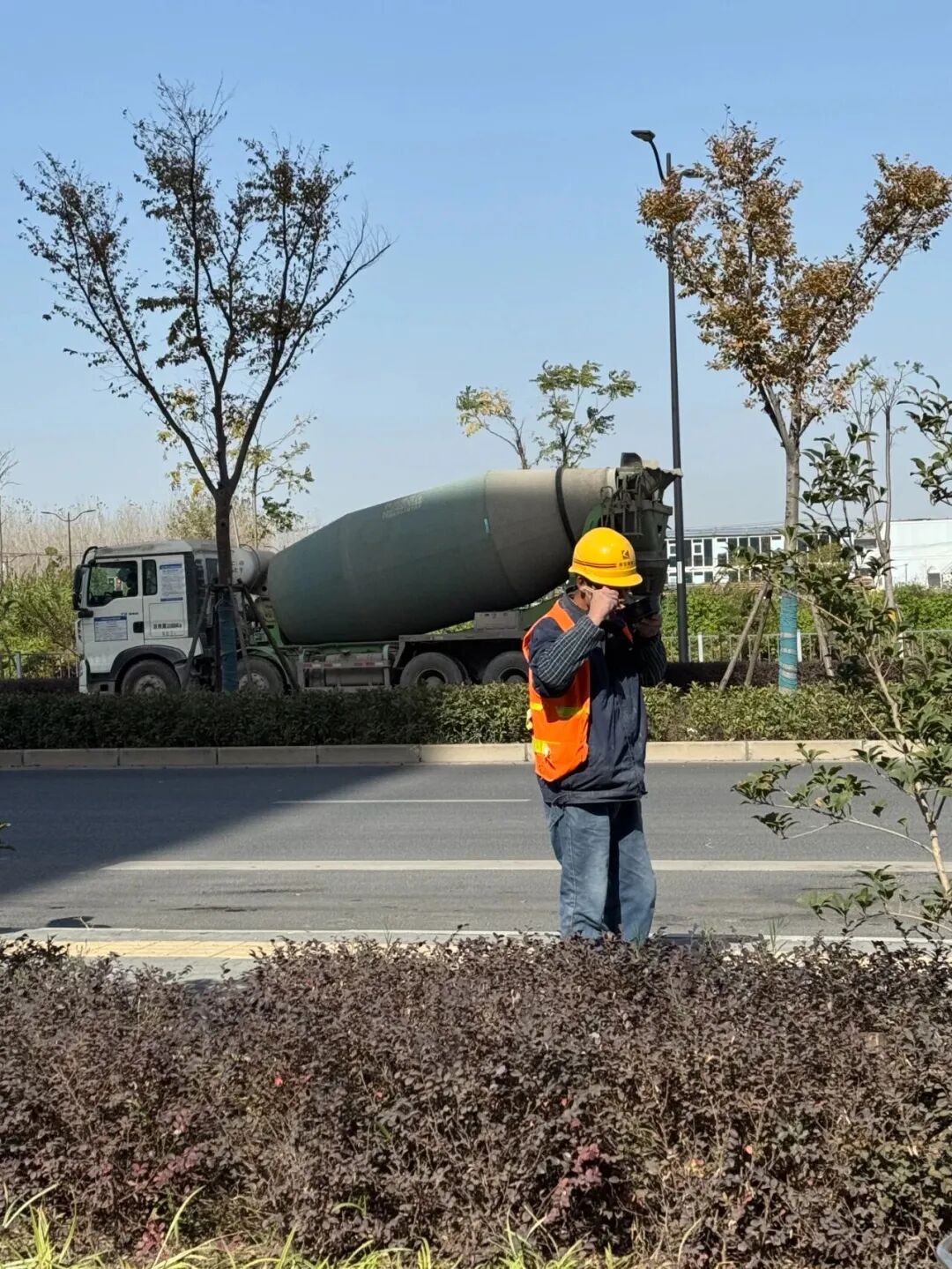 工人拿到盒饭后边走边吃了起来。（图/作者摄）