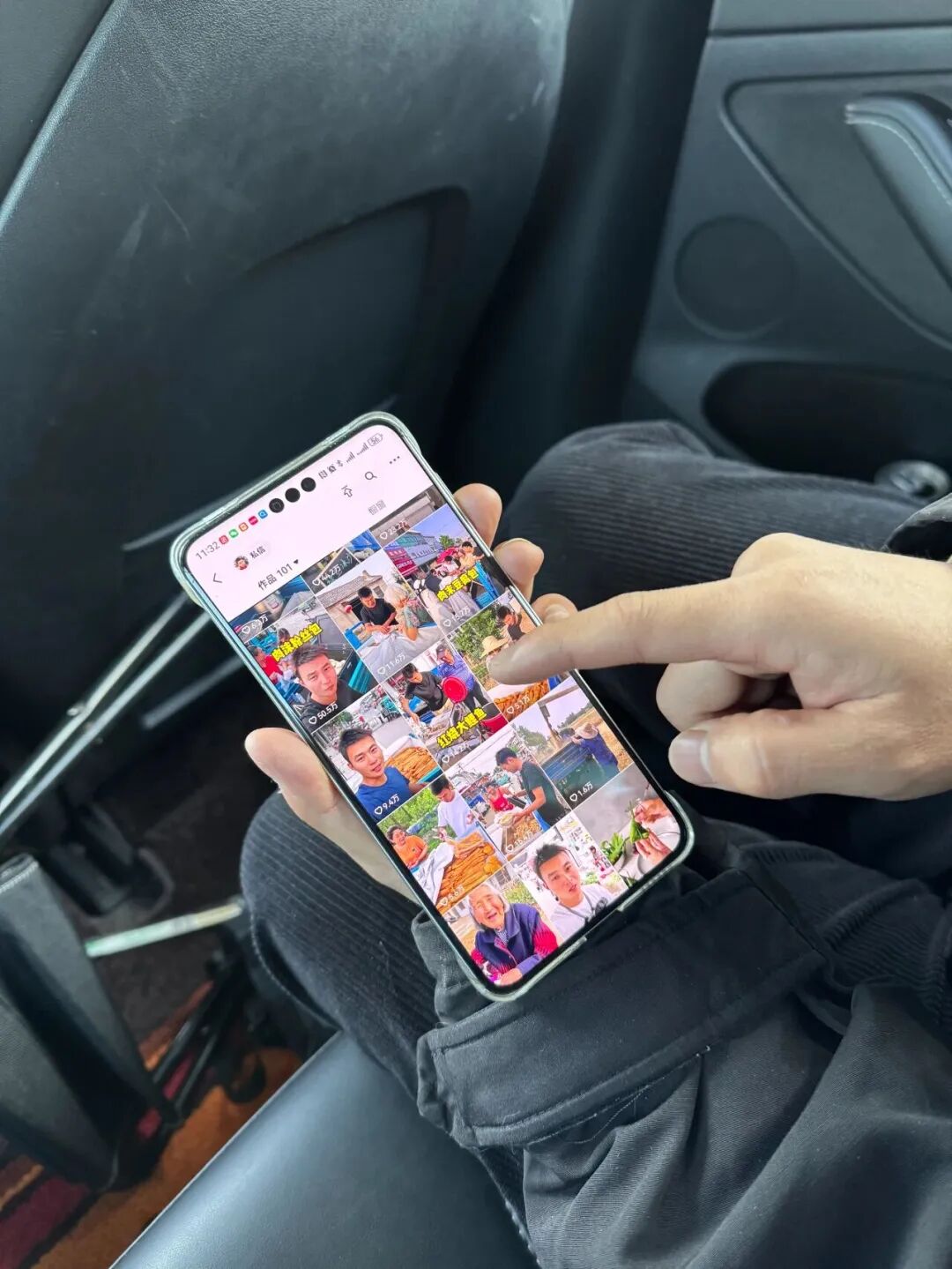 小兵展示他学习的博主。（图/作者摄） 