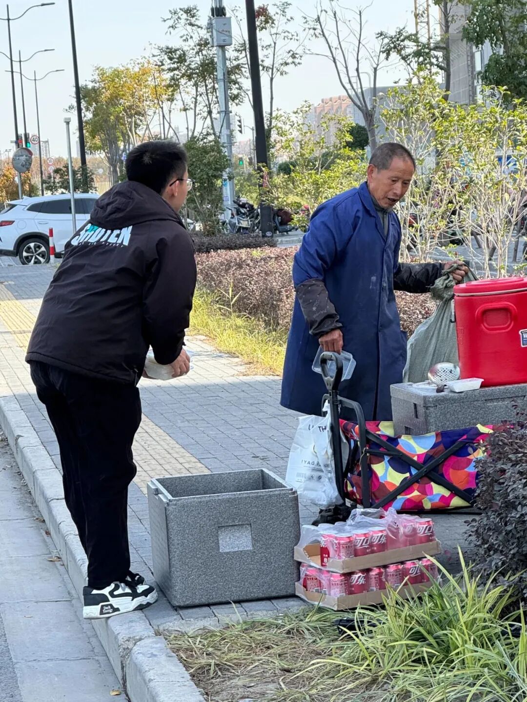 小兵给大爷拿饭。（图/作者摄）