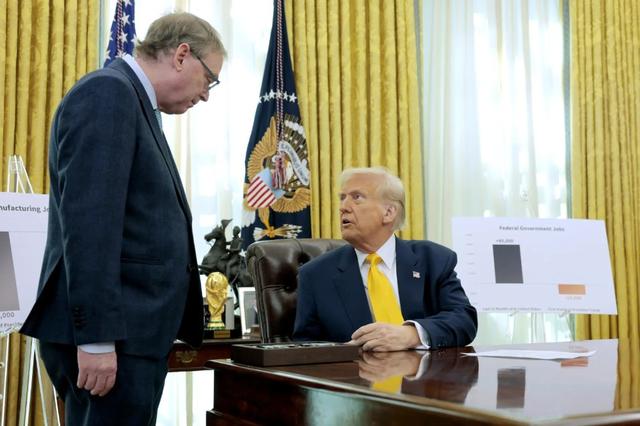 当地时间3月7日，特朗普在白宫椭圆形办公室与哈塞特交谈 美国《新闻周刊》