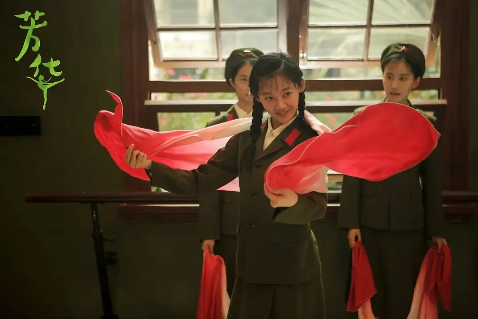 穿越之锦绣缘怎么查看绝代芳华的不同套装 节日盛装天之道怎么查看