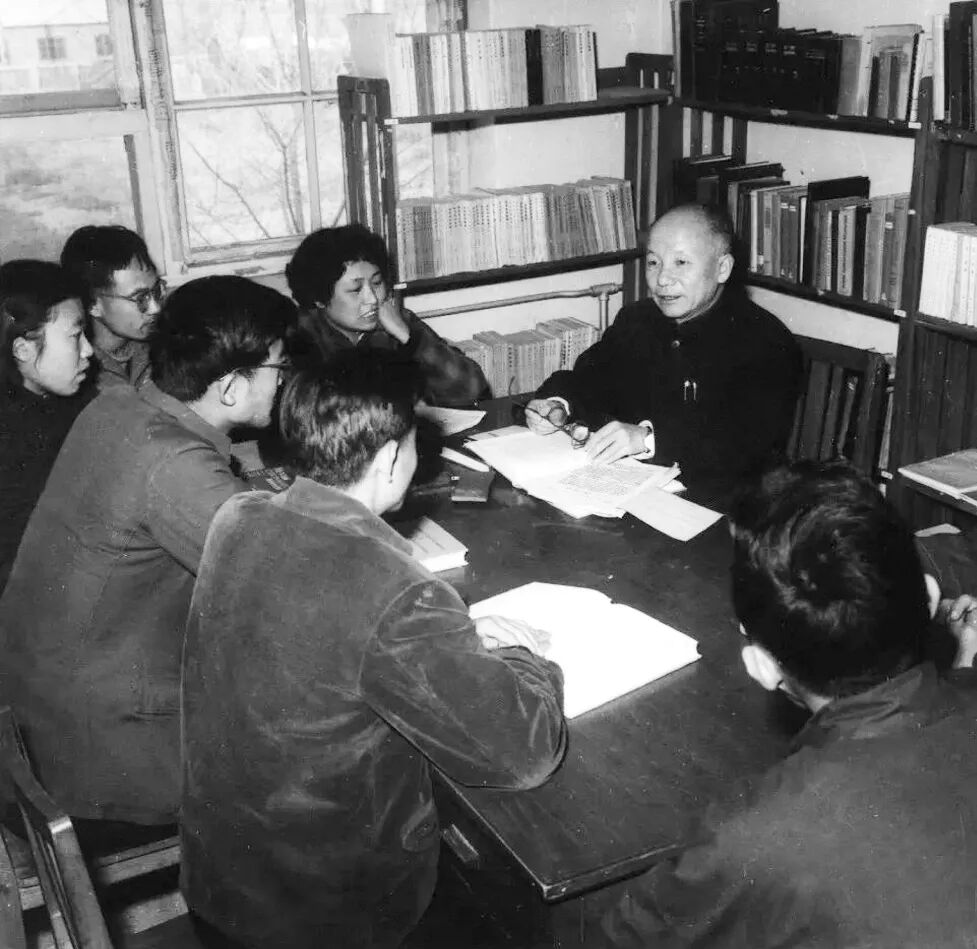 20世纪60年代初，钱临照与中国科大师生进行学术研讨。图片来源：《中国科学技术大学教育家精神事迹选编》