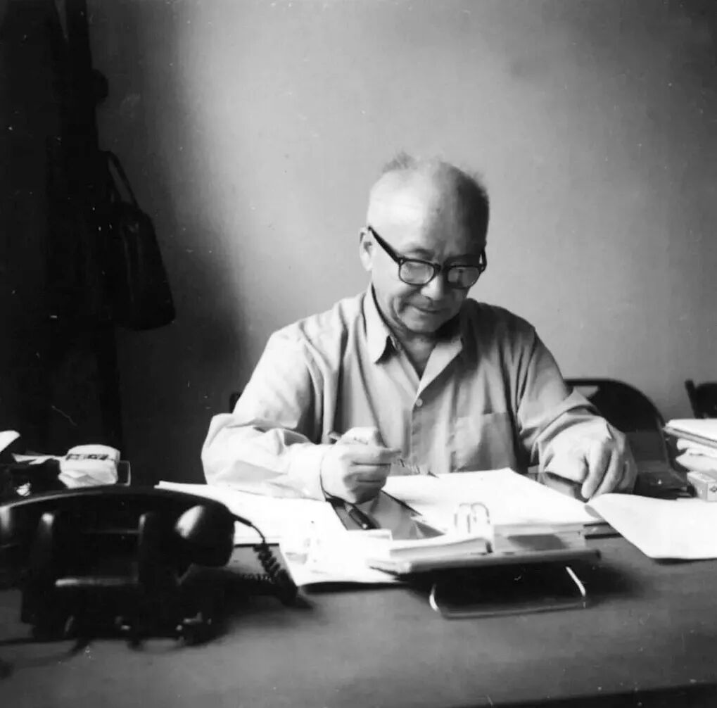 钱临照在办公。图片来源：《中国科学技术大学教育家精神事迹选编》