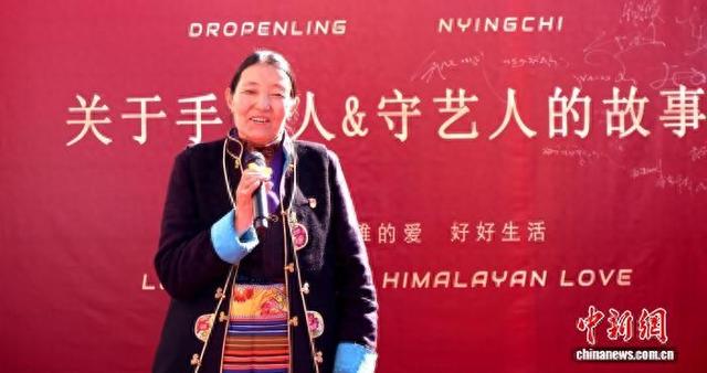 图为登木乡牦牛绒工坊手艺人索朗卓嘎讲述她的手艺故事.卓番林 供图