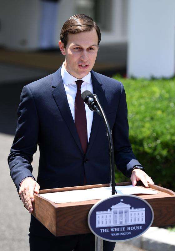 2017年7月24日，在美国首都华盛顿白宫，特朗普的女婿库什纳发表声明。新华社记者殷博古摄