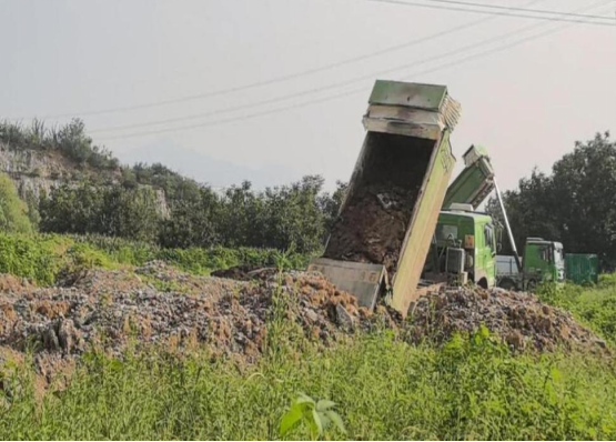 图1  2025年8月11日，督察组暗查发现，北京市平谷区金海湖镇黑水湾村农用地内，渣土车正在倾倒建筑垃圾