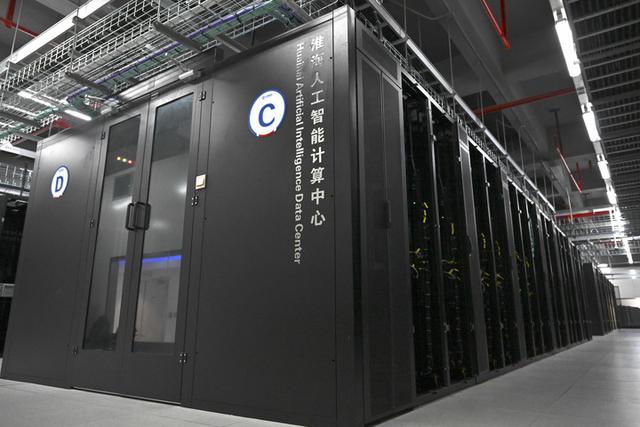 2025年11月2日拍摄的安徽省宿州市算力产业园淮海人工智能计算中心服务器。新华社记者 黄博涵 摄