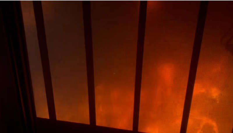 刘女士家，窗外火光熊熊。受访者供图