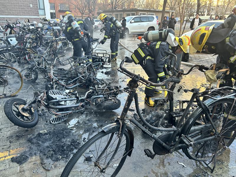 天通中苑65号楼前，电动车起火，引燃周边车辆。受访者供图