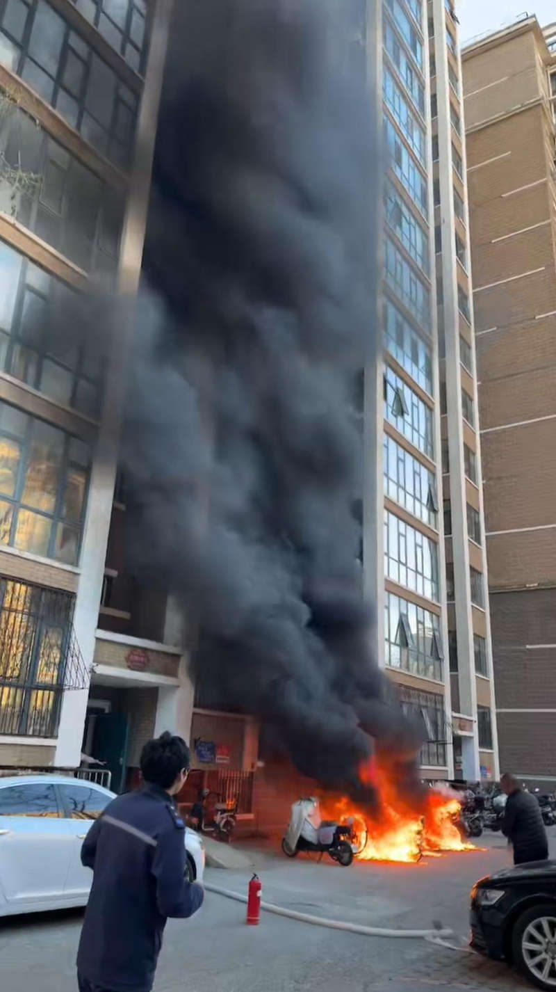 天通中苑65号楼下，消防员紧急灭火。受访者供图