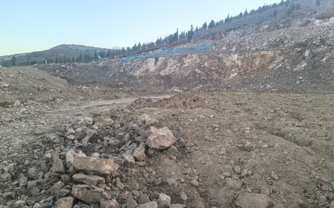 养牛场的秘密：立项两年多未见一头牛，每天开采数十车矿石倒卖