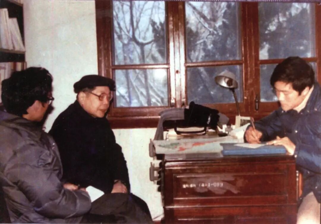 周立三（中）与学生谈话。图片来源：中国科学院院士文库