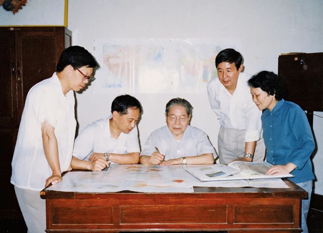 周立三（左三）同《中华人民共和国国家农业地图集》课题组成员讨论问题