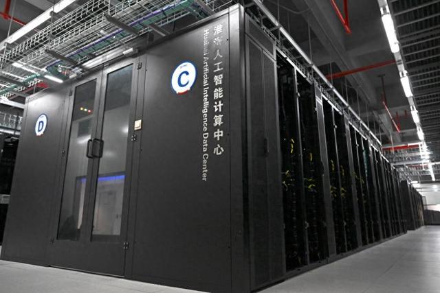 2025年11月2日拍摄的安徽省宿州市算力产业园淮海人工智能计算中心服务器。新华社记者 黄博涵 摄