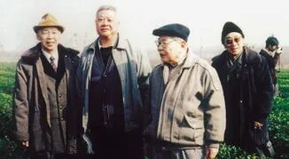 1996年春，周立三（左三）参加中国科学院地学部组织的南方红壤地区考察。图片来源：中国科学院院士文库