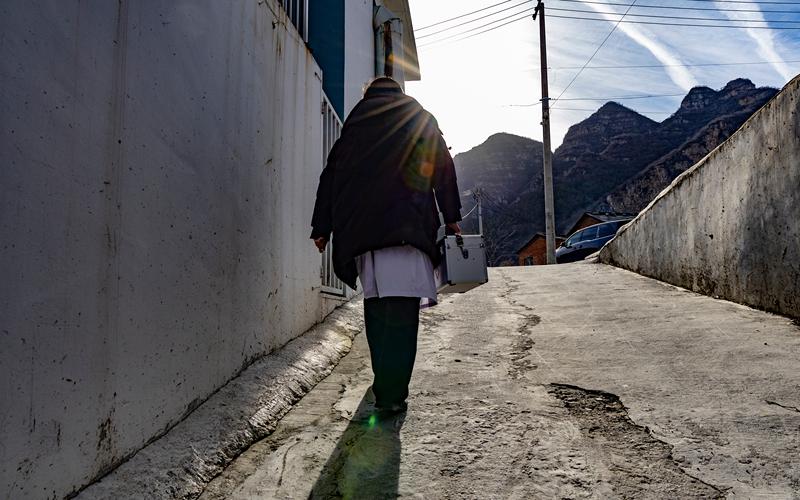 晋怀花在出诊路上。 新京报记者 王远征 摄