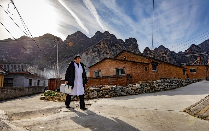 晋怀花在出诊路上。 新京报记者 王远征 摄