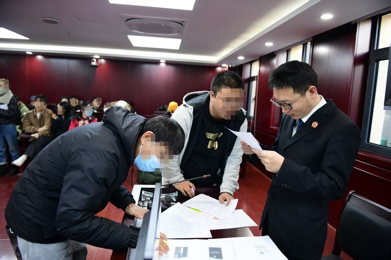 被拖欠工资的员工正在办理手续。丰台法院供图