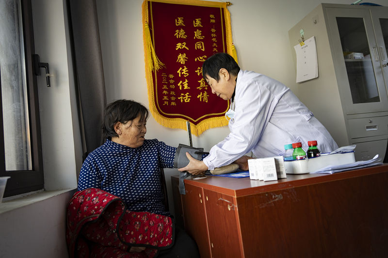 晋怀花在诊所内为村民量血压。 新京报记者 王远征 摄