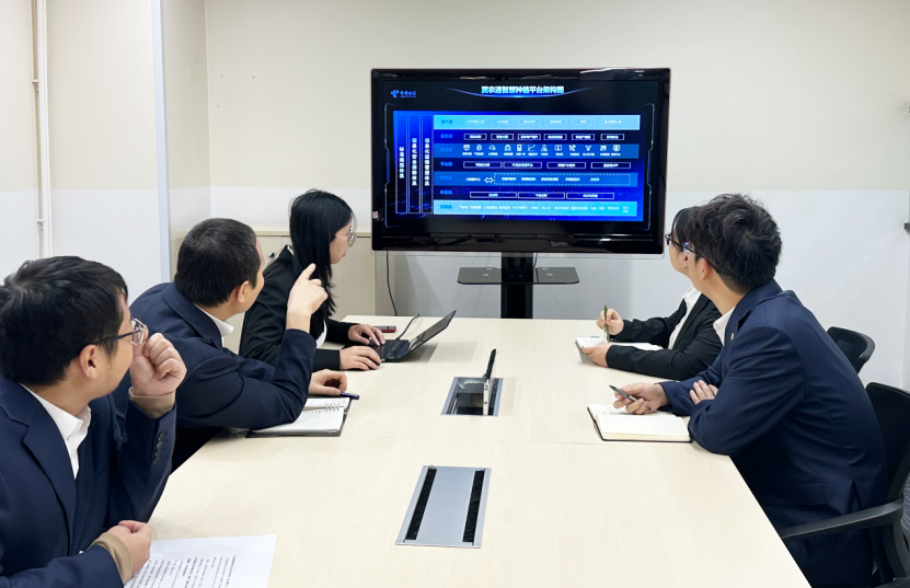 图为“智耕未来”团队正在研讨