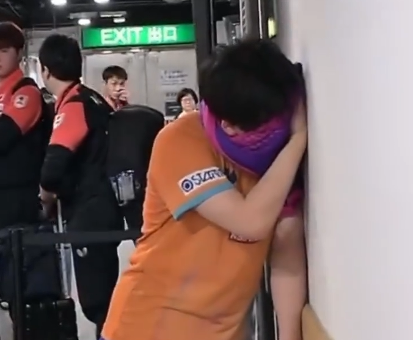 松岛辉空被王楚钦逆转，谁注意赛后？躲在墙角哭泣，没人上前安慰