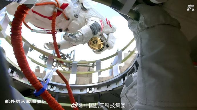 神舟二十一号完成中国航天首次在轨精细化检修|航天员|空间站|神舟21号|载人航天工程|出舱_新浪新闻