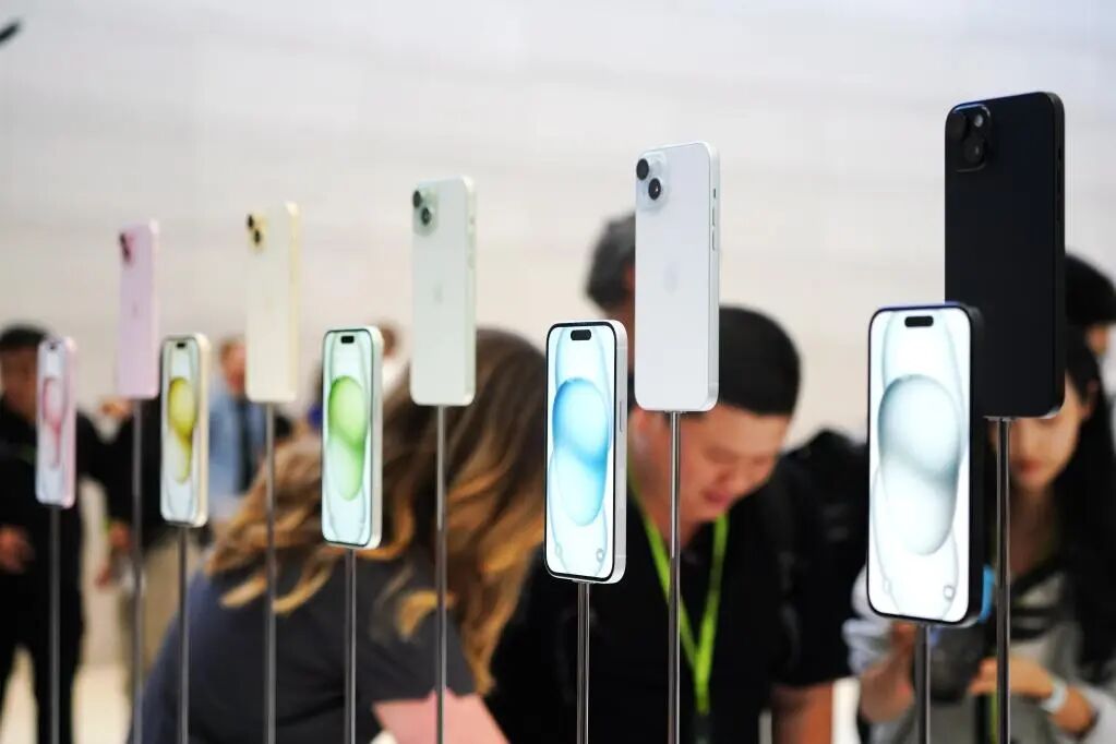 2023年9月12日，在好意思国加利福尼亚州丘珀蒂诺市举行的苹果新品发布会后，东谈主们体验新品。 新华社记者 吴晓凌 摄