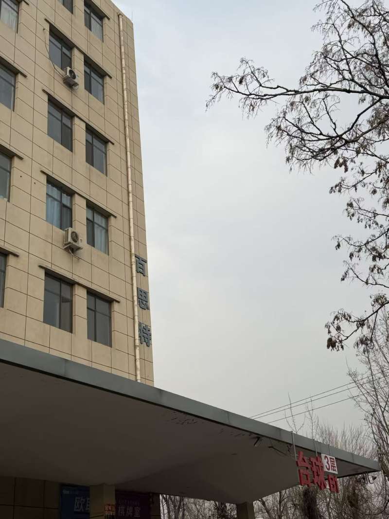 在百思特大厦的办公楼，记者在B座6层未能找到注册信息中的B6221房间。新京报贝壳财经记者 朱玥怡/摄