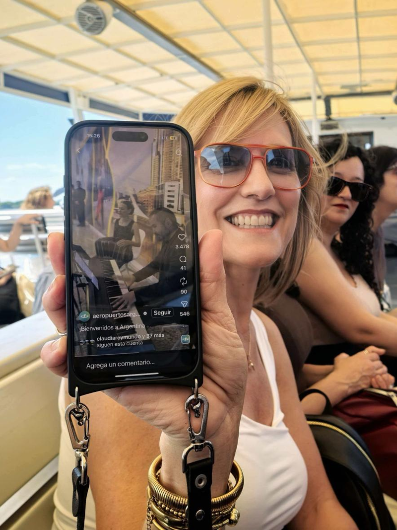 当地时间12月5日，布宜诺斯艾利斯居民拉梅尔兴奋地向记者展示阿根廷当地媒体关于首航报道。新京报贝壳财经记者 俞金旻 摄