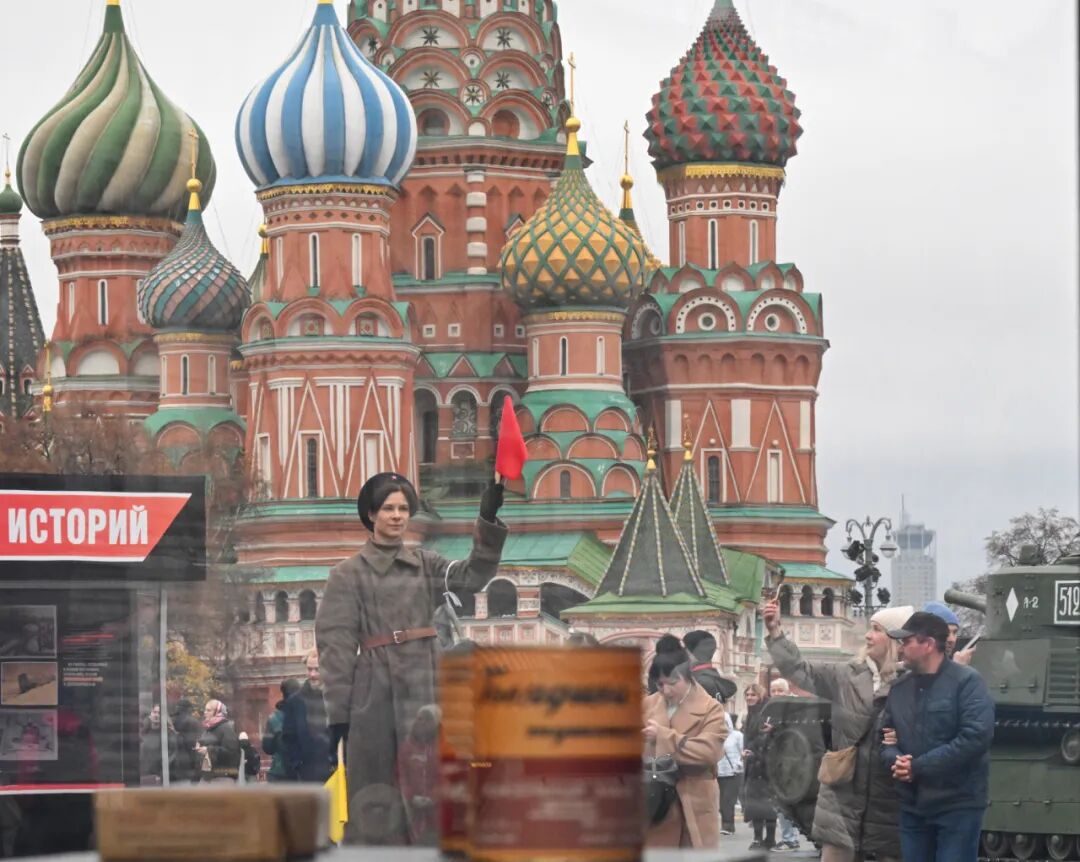 11月7日，在俄罗斯首都莫斯科，人们参观以纪念1941年苏联红场阅兵式为主题的露天展览/新华社记者郝建伟 摄