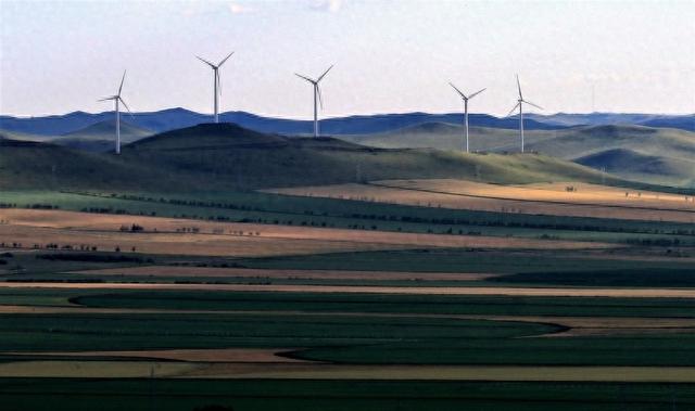 资料图：在内蒙古辽阔美丽的辉腾锡勒草原上，一排排巨大的风力发电机高高挺立。 IC Photo