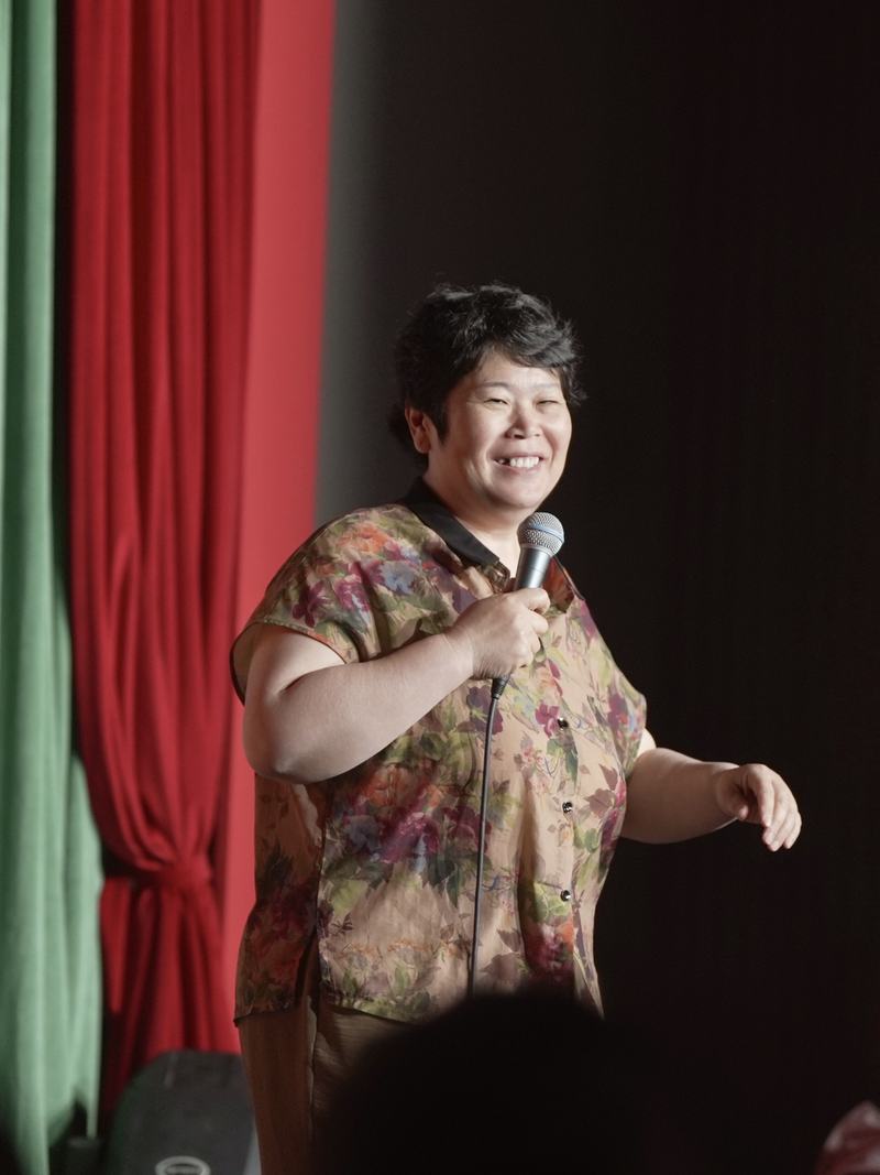 在台上的房主任。 受访者供图