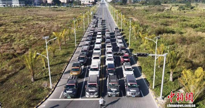 中老车手齐聚会晒 越野车场地技巧赛燃动速度与激情