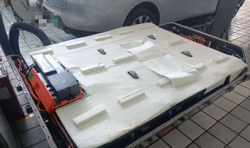 维修师傅在维修进水的电池包。受访者供图