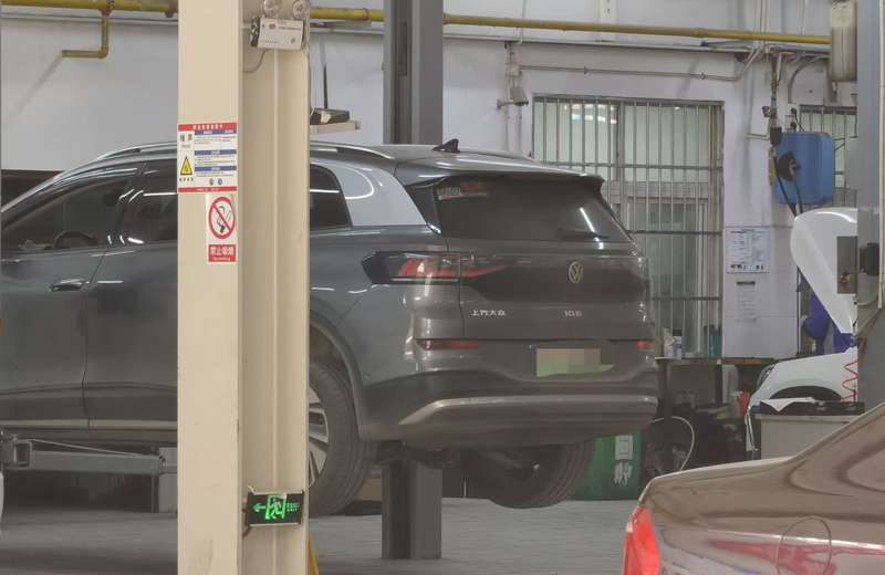 正在维修的新能源汽车。受访者供图