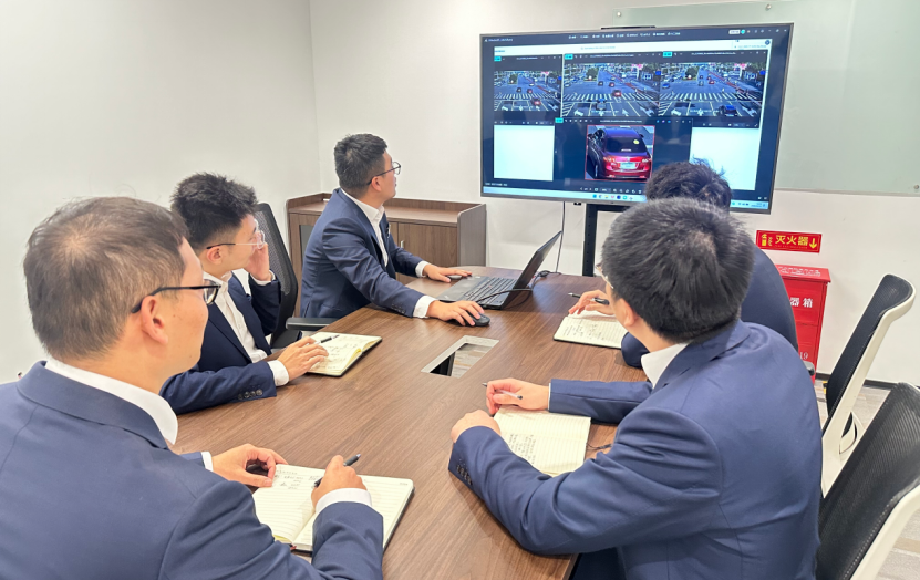 图为“灵眸”团队正在研讨