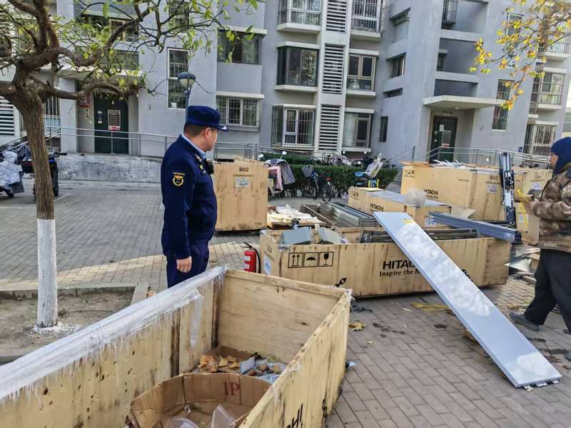 检查现场，施工材料乱堆乱放。石景山消防供图