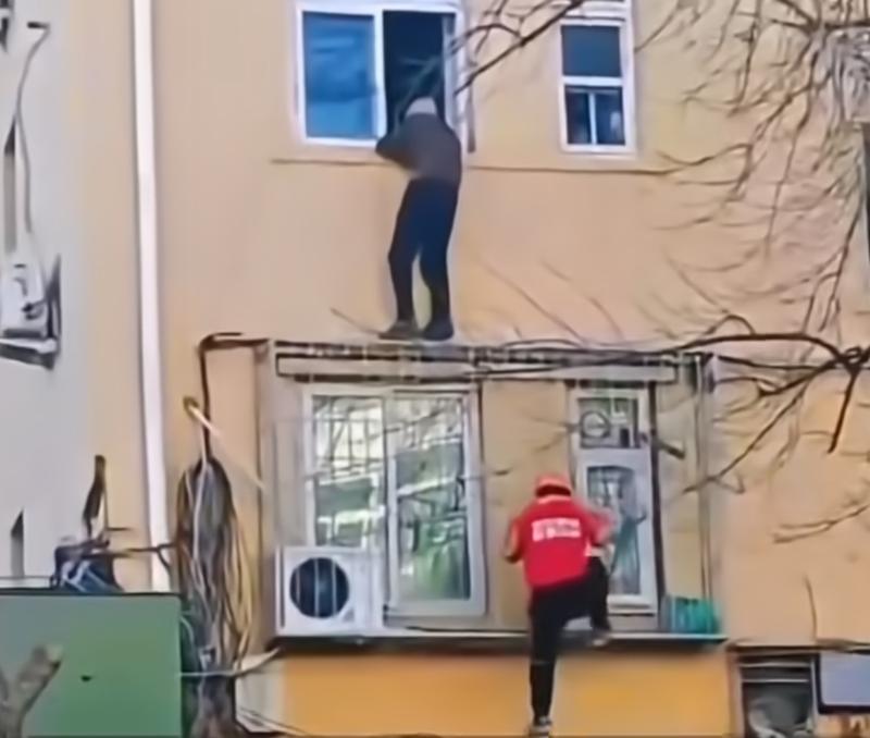 罗军方徒手攀爬救老人。图/新京报我们视频