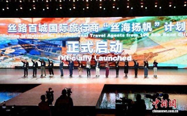 12月11日晚，中国知名侨乡福建泉州启动丝路百城国际旅行商“丝海扬帆”计划。中新社记者 王东明 摄