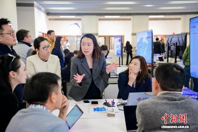 12日，课程主设计师、中欧国际工商学院营销学助理教授鲁薏带领同学体验AI智能体。 中欧供图