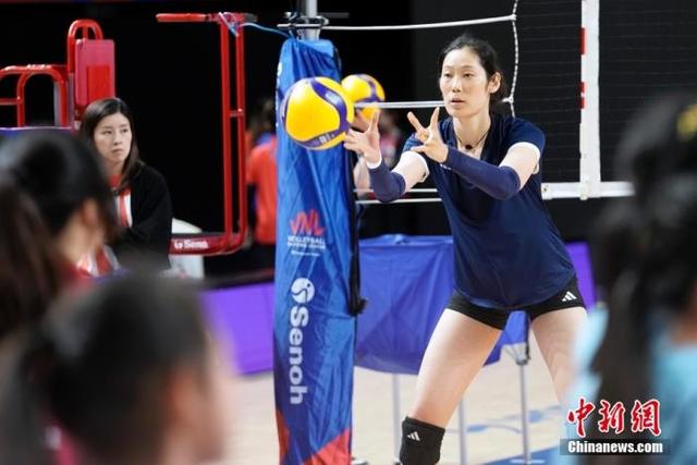 资料图：朱婷进行传球练习。中新社记者 侯宇 摄