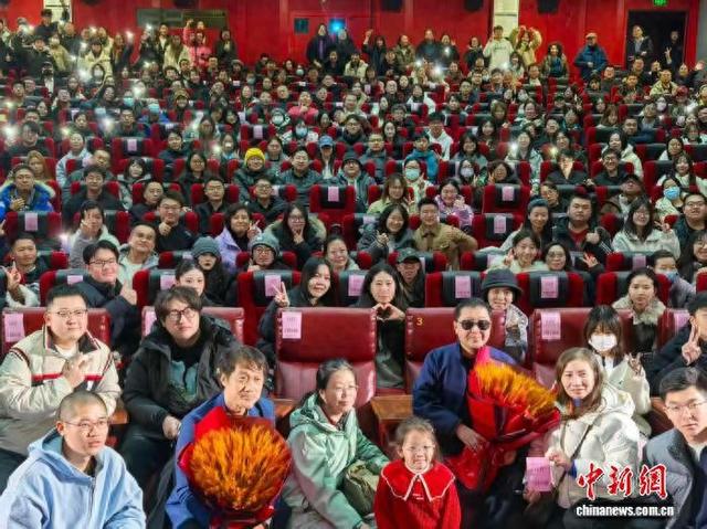 12月11日晚，导演贾樟柯在山西太原参加电影《山河故人》路演活动。中新社记者 胡健 摄